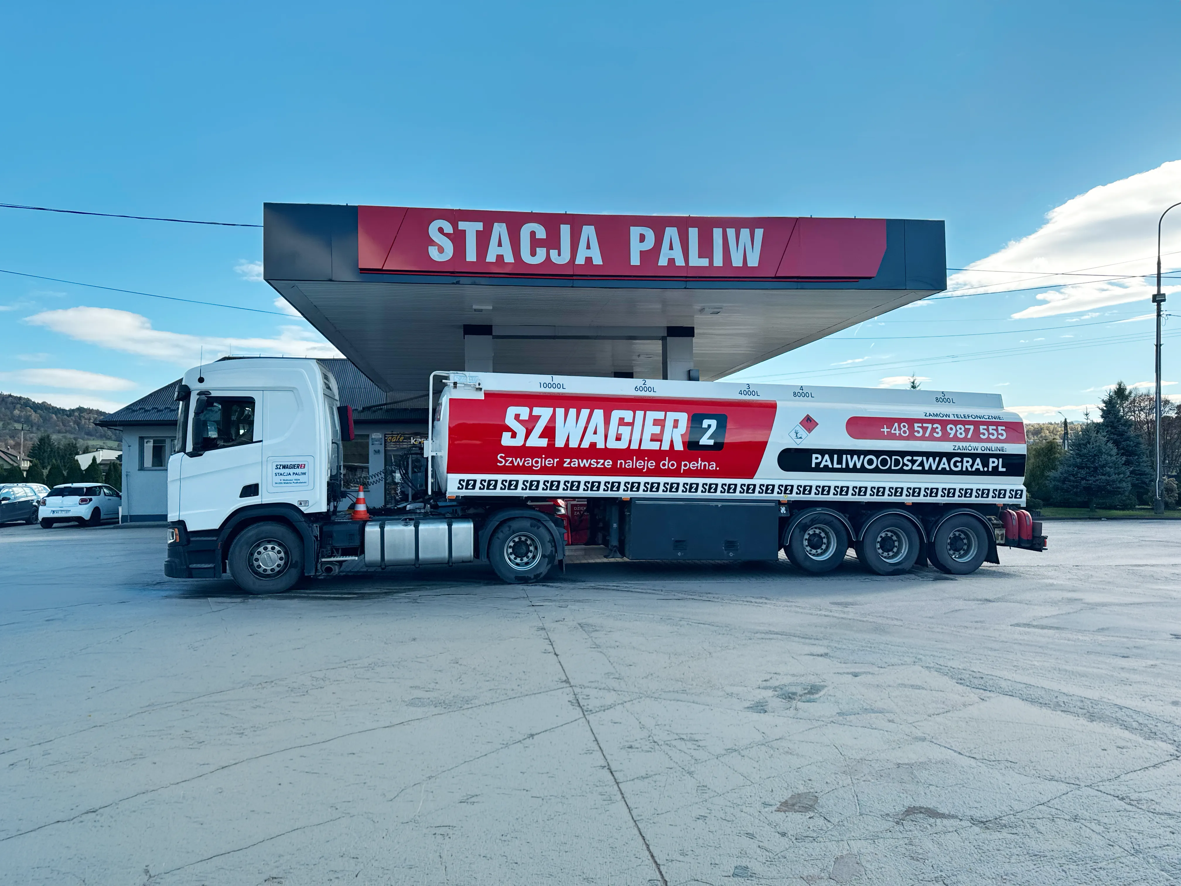 Cysterna Szwagier 2 na stacji paliw podczas dostawy